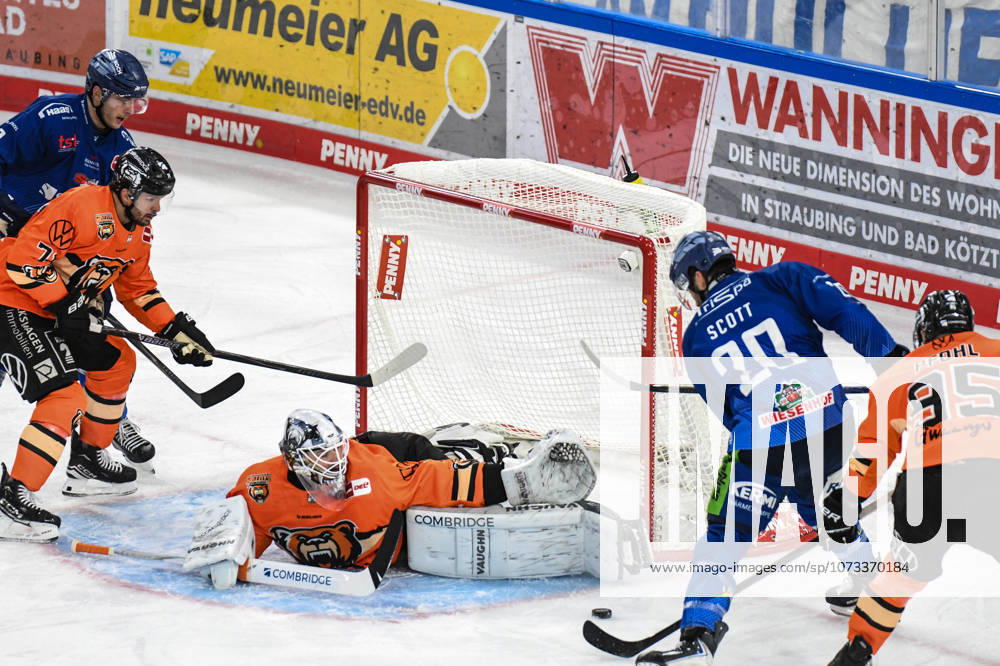 Straubing Tigers vs. Grizzlys Wolfsburg, Eishockey, Deutsche Eishockey Liga, Penny DEL, 46.Spieltag, Saison 2025 2026, 27.02.2026 Justin Scott (Straubing Tigers) vergibt den Treffer gegen Dustin Strahlmeier(Grizzlys Wolfsburg), Eishockey Herren, Deutsche Eishockey Liga, Penny DEL, 46.Spieltag, Saison 2025 2026 am 27.02.2026 im Eisstadion am Pulverturm, Straubing Tigers (blau) gegen Grizzlys Wolfsburg (orange)