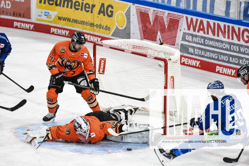 Straubing Tigers vs. Grizzlys Wolfsburg, Eishockey, Deutsche Eishockey Liga, Penny DEL, 46.Spieltag, Saison 2025 2026, 27.02.2026 Justin Scott (Straubing Tigers) vergibt den Treffer gegen Dustin Strahlmeier(Grizzlys Wolfsburg), Eishockey Herren, Deutsche Eishockey Liga, Penny DEL, 46.Spieltag, Saison 2025 2026 am 27.02.2026 im Eisstadion am Pulverturm, Straubing Tigers (blau) gegen Grizzlys Wolfsburg (orange)
