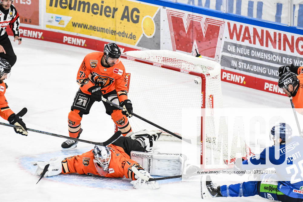 Straubing Tigers vs. Grizzlys Wolfsburg, Eishockey, Deutsche Eishockey Liga, Penny DEL, 46.Spieltag, Saison 2025 2026, 27.02.2026 Justin Scott (Straubing Tigers) vergibt den Treffer gegen Dustin Strahlmeier(Grizzlys Wolfsburg), Eishockey Herren, Deutsche Eishockey Liga, Penny DEL, 46.Spieltag, Saison 2025 2026 am 27.02.2026 im Eisstadion am Pulverturm, Straubing Tigers (blau) gegen Grizzlys Wolfsburg (orange)