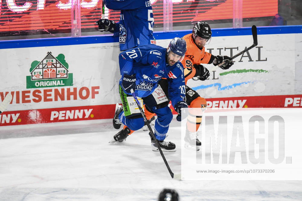 Straubing Tigers vs. Grizzlys Wolfsburg, Eishockey, Deutsche Eishockey Liga, Penny DEL, 46.Spieltag, Saison 2025 2026, 27.02.2026 Justin Scott (Straubing Tigers) im Duell mit Fabio Pfohl (Grizzlys Wolfsburg), Eishockey Herren, Deutsche Eishockey Liga, Penny DEL, 46.Spieltag, Saison 2025 2026 am 27.02.2026 im Eisstadion am Pulverturm, Straubing Tigers (blau) gegen Grizzlys Wolfsburg (orange)