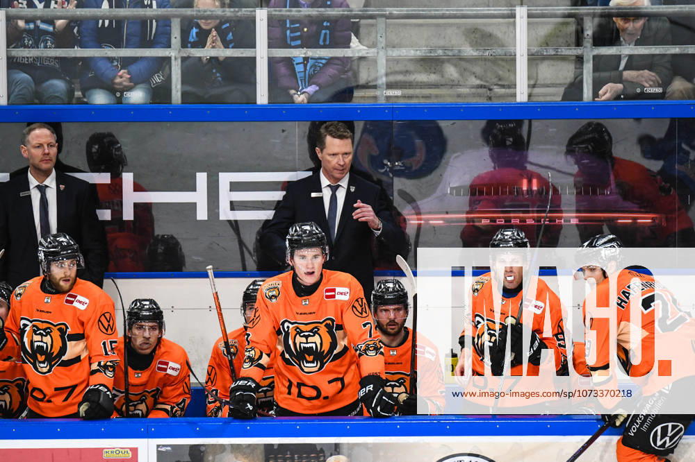 Straubing Tigers vs. Grizzlys Wolfsburg, Eishockey, Deutsche Eishockey Liga, Penny DEL, 46.Spieltag, Saison 2025 2026, 27.02.2026 Mike Stewart (Grizzlys Wolfsburg), Eishockey Herren, Deutsche Eishockey Liga, Penny DEL, 46.Spieltag, Saison 2025 2026 am 27.02.2026 im Eisstadion am Pulverturm, Straubing Tigers (blau) gegen Grizzlys Wolfsburg (orange)