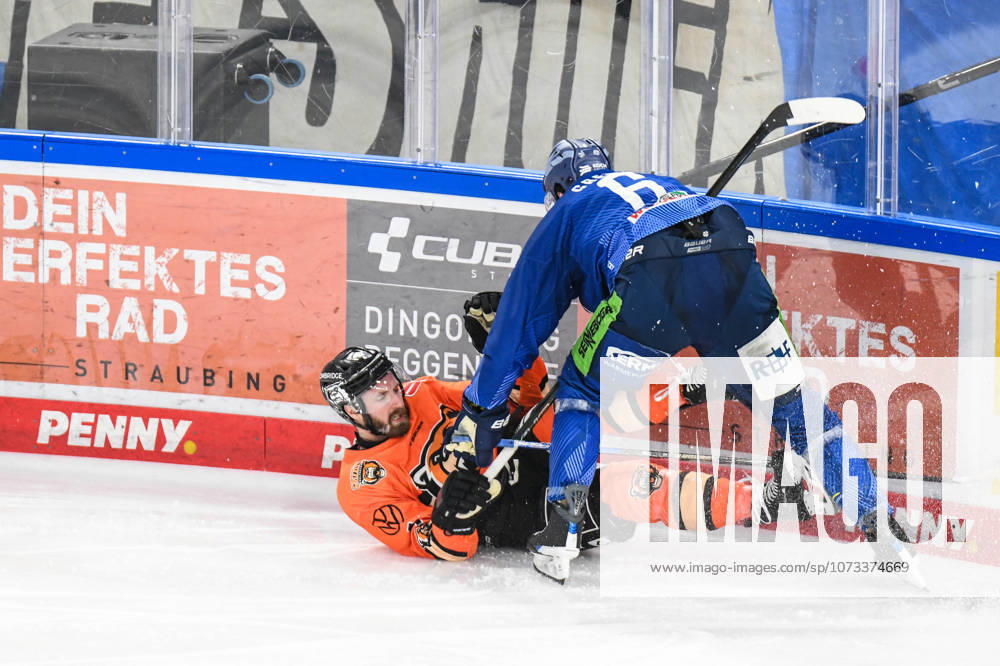 Straubing Tigers vs. Grizzlys Wolfsburg, Eishockey, Deutsche Eishockey Liga, Penny DEL, 46.Spieltag, Saison 2025 2026, 27.02.2026 Alex Green (Straubing Tigers) drueckt Jimmy Lambert (Grizzlys Wolfsburg) zu Boden, Eishockey Herren, Deutsche Eishockey Liga, Penny DEL, 46.Spieltag, Saison 2025 2026 am 27.02.2026 im Eisstadion am Pulverturm, Straubing Tigers (blau) gegen Grizzlys Wolfsburg (orange)