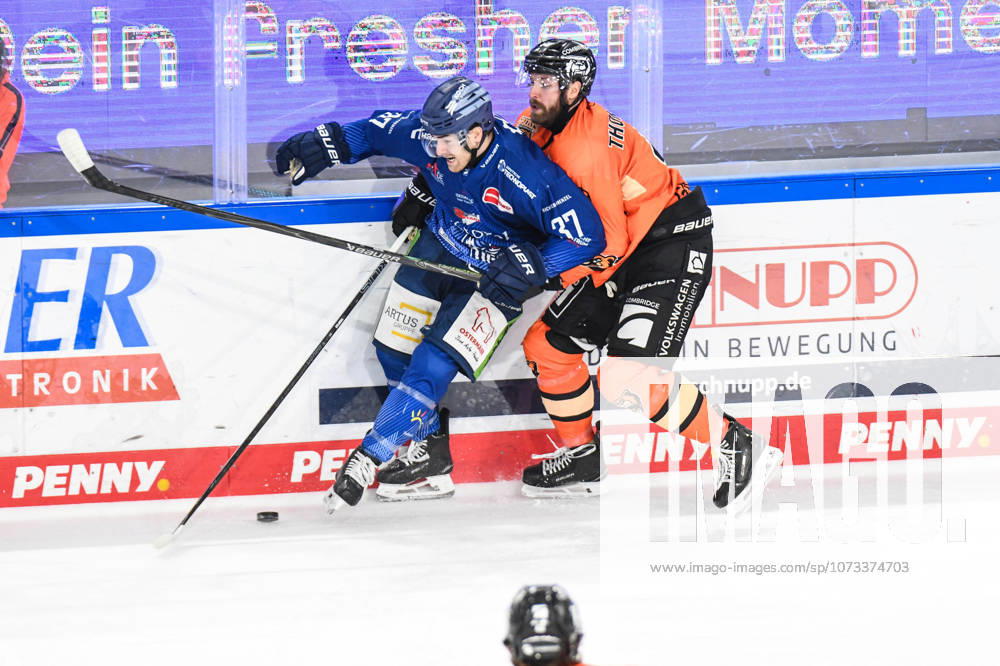 Straubing Tigers vs. Grizzlys Wolfsburg, Eishockey, Deutsche Eishockey Liga, Penny DEL, 46.Spieltag, Saison 2025 2026, 27.02.2026 Alex Green (Straubing Tigers) an der Bande mit Keaton Thompson (Grizzlys Wolfsburg), Eishockey Herren, Deutsche Eishockey Liga, Penny DEL, 46.Spieltag, Saison 2025 2026 am 27.02.2026 im Eisstadion am Pulverturm, Straubing Tigers (blau) gegen Grizzlys Wolfsburg (orange)