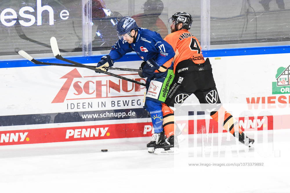 Straubing Tigers vs. Grizzlys Wolfsburg, Eishockey, Deutsche Eishockey Liga, Penny DEL, 46.Spieltag, Saison 2025 2026, 27.02.2026 Alex Green (Straubing Tigers) an der Bande mit Keaton Thompson (Grizzlys Wolfsburg), Eishockey Herren, Deutsche Eishockey Liga, Penny DEL, 46.Spieltag, Saison 2025 2026 am 27.02.2026 im Eisstadion am Pulverturm, Straubing Tigers (blau) gegen Grizzlys Wolfsburg (orange)