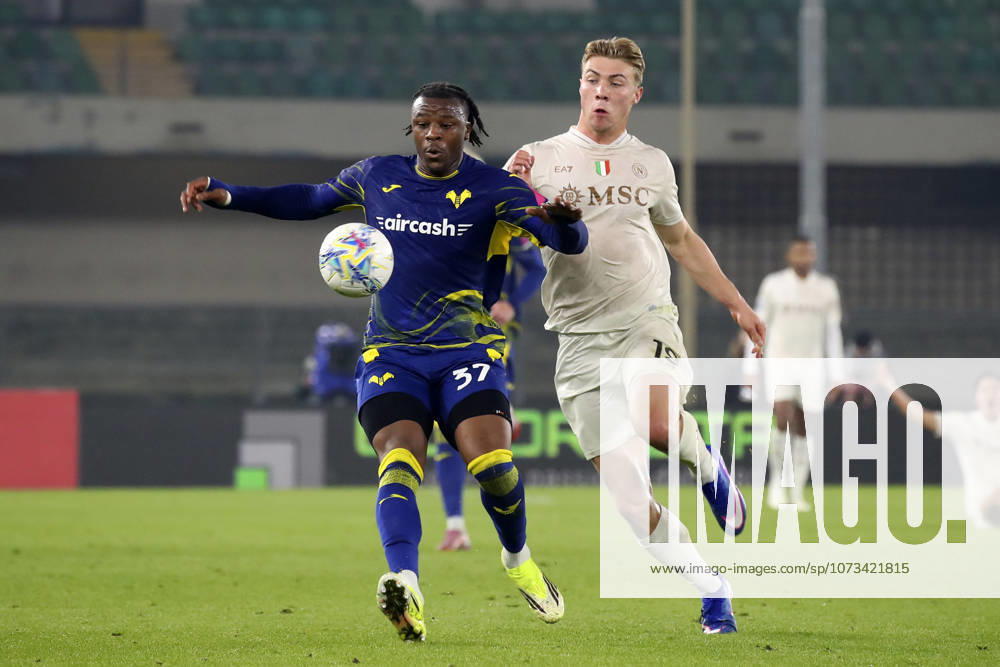 Veronas Armel Bella-Kotchap Napolis Rasmus Hojlund during the Serie A soccer match between Hellas Verona and Napoli at the Bentegodi Stadium in Verona, north west Italy - Saturday , February 28 , 2026. - Soccer .