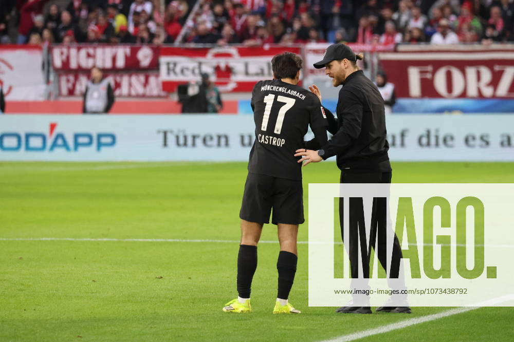 1. FBL: 25-26: 23. Sptg. SC Freiburg - Borussia Mönchengladbach Chefcoach Trainer Eugen Polanski (Borussia Mönchengladbach) gibt Jens Castrop am Spielfeldrand Anweisungen beim Spiel der 1. FBL: 25-26: 23. Sptg. SC Freiburg - Borussia Mönchengladbach DFL REGULATIONS PROHIBIT ANY USE OF PHOTOGRAPHS AS IMAGE SEQUENCES AND OR QUASI-VIDEONann Foto: Joachim Hahne johapress (License=RM) 24713483
