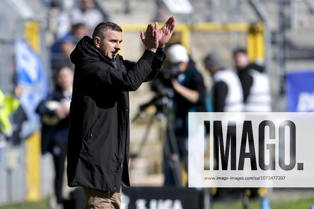 Mersad Selimbegovic (Trainer, Cheftrainer, Alemannia Aachen), gibt Anweisungen, gestikuliert, mit den Armen gestikulieren, Einzelbild, Einzelfoto, Aktion, Action, 01.03.2026, Mannheim (Deutschland), Fussball, 3. Liga, SV Waldhof Mannheim - TSV Alemannia Aachen, DFB DFL REGULATIONS PROHIBIT ANY USE OF PHOTOGRAPHS AS IMAGE SEQUENCES AND OR QUASI-VIDEO.