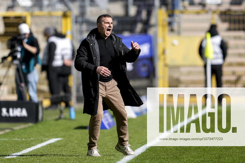 Mersad Selimbegovic (Trainer, Cheftrainer, Alemannia Aachen), gibt Anweisungen, gestikuliert, mit den Armen gestikulieren, Freisteller, Ganzkörper, Einzelbild, Einzelfoto, Aktion, Action, ist wütend, ruft, schreit, schreien, schreiend, 01.03.2026, Mannheim (Deutschland), Fussball, 3. Liga, SV Waldhof Mannheim - TSV Alemannia Aachen, DFB DFL REGULATIONS PROHIBIT ANY USE OF PHOTOGRAPHS AS IMAGE SEQUENCES AND OR QUASI-VIDEO.