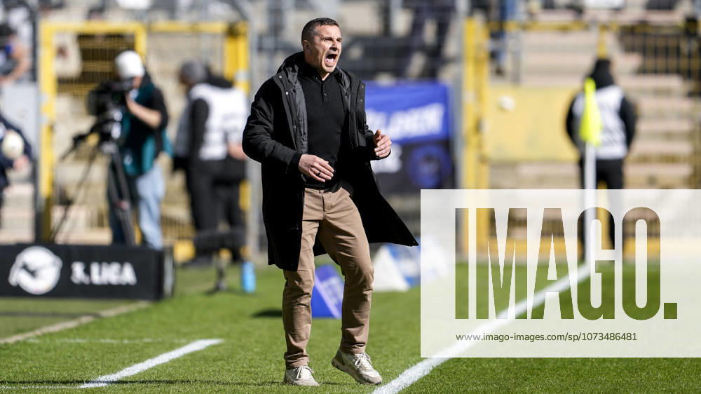 Mersad Selimbegovic (Trainer, Cheftrainer, Alemannia Aachen), gibt Anweisungen, gestikuliert, mit den Armen gestikulieren, Freisteller, Ganzkörper, Einzelbild, Einzelfoto, Aktion, Action, ist wütend, ruft, schreit, schreien, schreiend, 01.03.2026, Mannheim (Deutschland), Fussball, 3. Liga, SV Waldhof Mannheim - TSV Alemannia Aachen, DFB DFL REGULATIONS PROHIBIT ANY USE OF PHOTOGRAPHS AS IMAGE SEQUENCES AND OR QUASI-VIDEO.