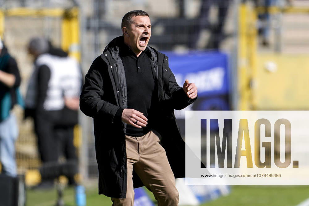 Mersad Selimbegovic (Trainer, Cheftrainer, Alemannia Aachen), gibt Anweisungen, gestikuliert, mit den Armen gestikulieren, Einzelbild, Einzelfoto, Aktion, Action, ist wütend, ruft, schreit, schreien, schreiend, 01.03.2026, Mannheim (Deutschland), Fussball, 3. Liga, SV Waldhof Mannheim - TSV Alemannia Aachen, DFB DFL REGULATIONS PROHIBIT ANY USE OF PHOTOGRAPHS AS IMAGE SEQUENCES AND OR QUASI-VIDEO.