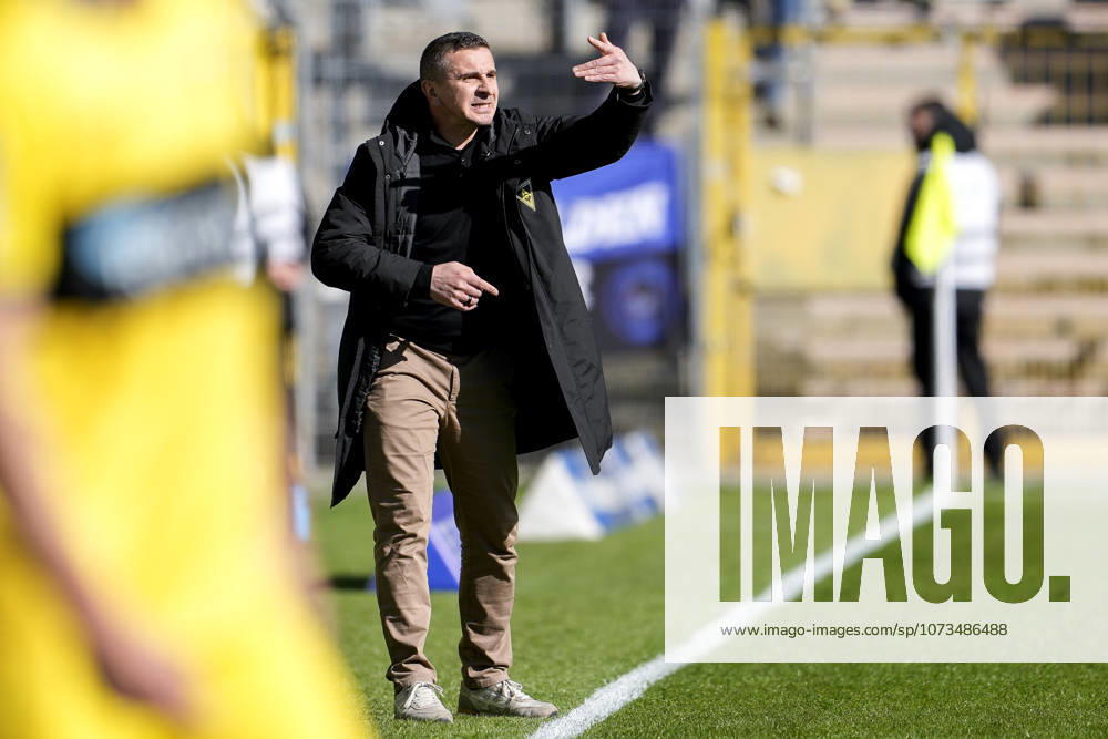 Mersad Selimbegovic (Trainer, Cheftrainer, Alemannia Aachen), gibt Anweisungen, gestikuliert, mit den Armen gestikulieren, Freisteller, Ganzkörper, Einzelbild, Einzelfoto, Aktion, Action, 01.03.2026, Mannheim (Deutschland), Fussball, 3. Liga, SV Waldhof Mannheim - TSV Alemannia Aachen, DFB DFL REGULATIONS PROHIBIT ANY USE OF PHOTOGRAPHS AS IMAGE SEQUENCES AND OR QUASI-VIDEO.