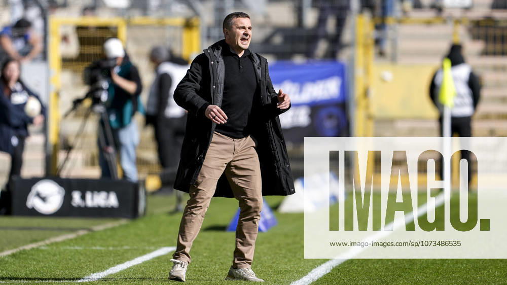 Mersad Selimbegovic (Trainer, Cheftrainer, Alemannia Aachen), gibt Anweisungen, gestikuliert, mit den Armen gestikulieren, Freisteller, Ganzkörper, Einzelbild, Einzelfoto, Aktion, Action, 01.03.2026, Mannheim (Deutschland), Fussball, 3. Liga, SV Waldhof Mannheim - TSV Alemannia Aachen, DFB DFL REGULATIONS PROHIBIT ANY USE OF PHOTOGRAPHS AS IMAGE SEQUENCES AND OR QUASI-VIDEO.