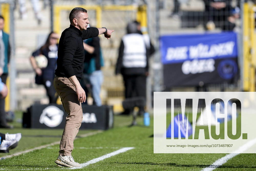 Mersad Selimbegovic (Trainer, Cheftrainer, Alemannia Aachen), gibt Anweisungen, gestikuliert, mit den Armen gestikulieren, Freisteller, Ganzkörper, Einzelbild, Einzelfoto, Aktion, Action, 01.03.2026, Mannheim (Deutschland), Fussball, 3. Liga, SV Waldhof Mannheim - TSV Alemannia Aachen, DFB DFL REGULATIONS PROHIBIT ANY USE OF PHOTOGRAPHS AS IMAGE SEQUENCES AND OR QUASI-VIDEO.