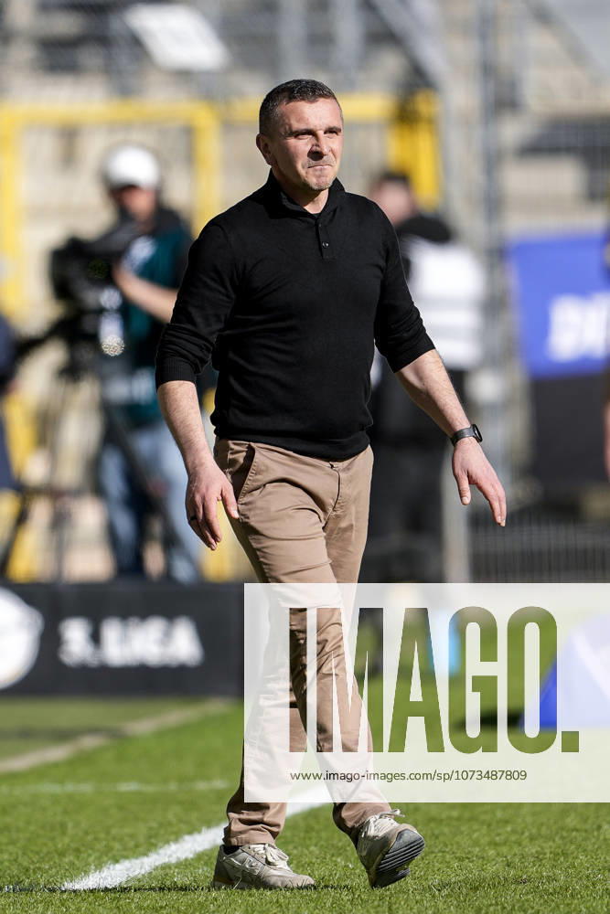 Mersad Selimbegovic (Trainer, Cheftrainer, Alemannia Aachen), Freisteller, Ganzkörper, Einzelbild, Einzelfoto, Aktion, Action, am Spielfeldrand, an der Seitenauslinie, 01.03.2026, Mannheim (Deutschland), Fussball, 3. Liga, SV Waldhof Mannheim - TSV Alemannia Aachen, DFB DFL REGULATIONS PROHIBIT ANY USE OF PHOTOGRAPHS AS IMAGE SEQUENCES AND OR QUASI-VIDEO.