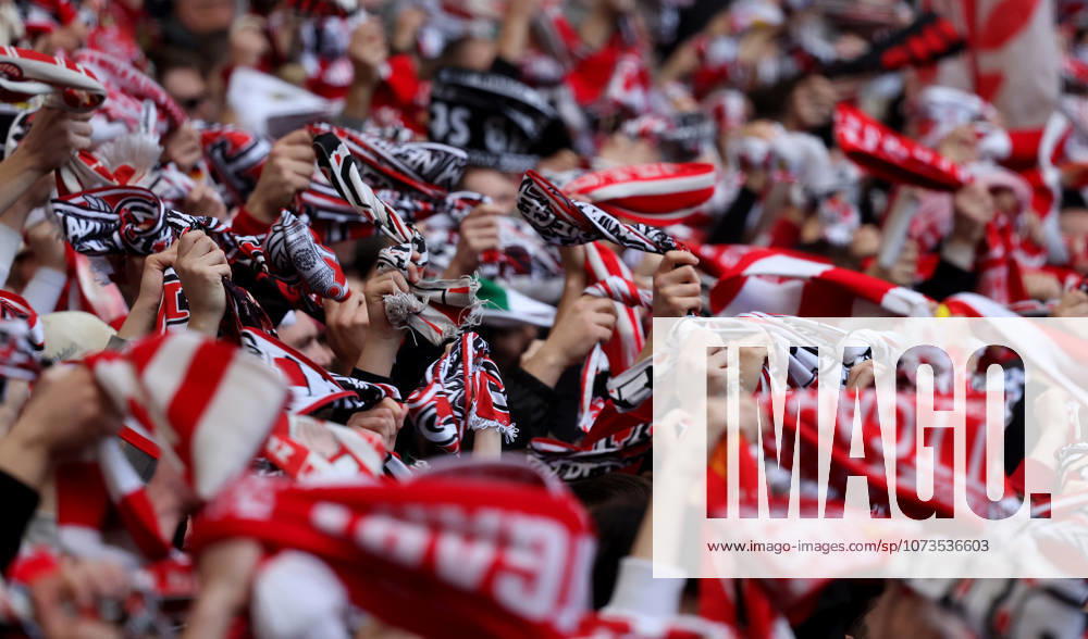 Stuttgart, Fußball Bundesliga, 20. Spieltag, VfB Stuttgart vs. VfL Wolfsburg, Feature Detail VfB Fans mit Schals