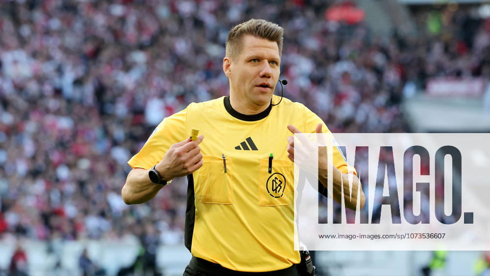 Stuttgart, Fußball Bundesliga, 20. Spieltag, VfB Stuttgart vs. VfL Wolfsburg, Schiedsrichter Patrick Ittrich