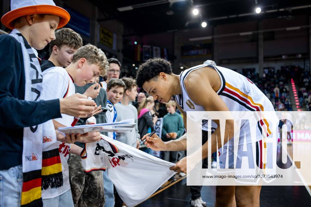 Basketball Bonn 01.03.2026 FIBA Basketball World Cup 2027 European Qualifiers Deutschland (GER) - Kroatien (CRO) Jack Kayil (Deutschland, No.02) mit Fans Autogramm