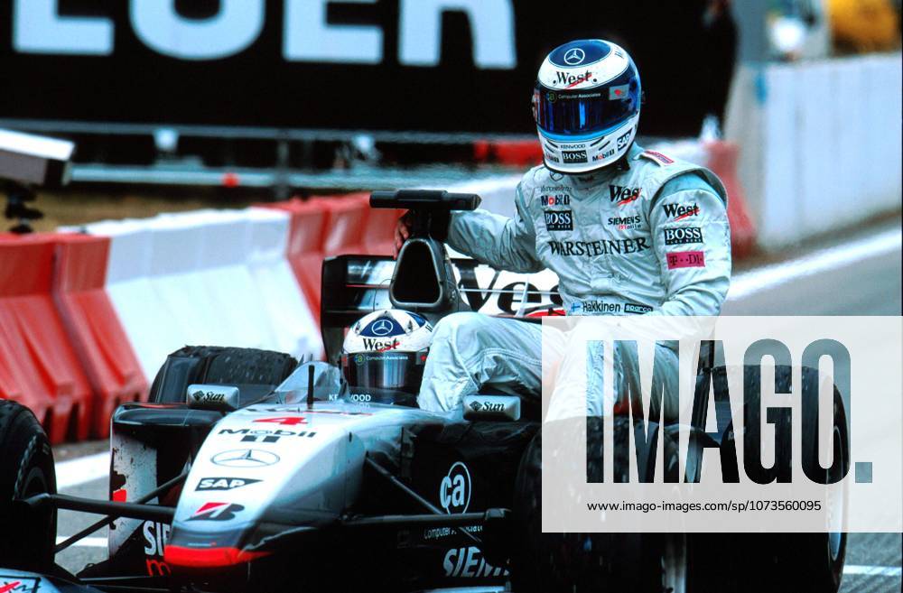 David Coulthard(GBR) Mclaren MP4-16 gives Mika Hakkinen(FIN) McLaren Mercedes MP4-16 a lift back..Spanish Grand Prix, Barcelona, 29 April 2001..BEST IMAGE
