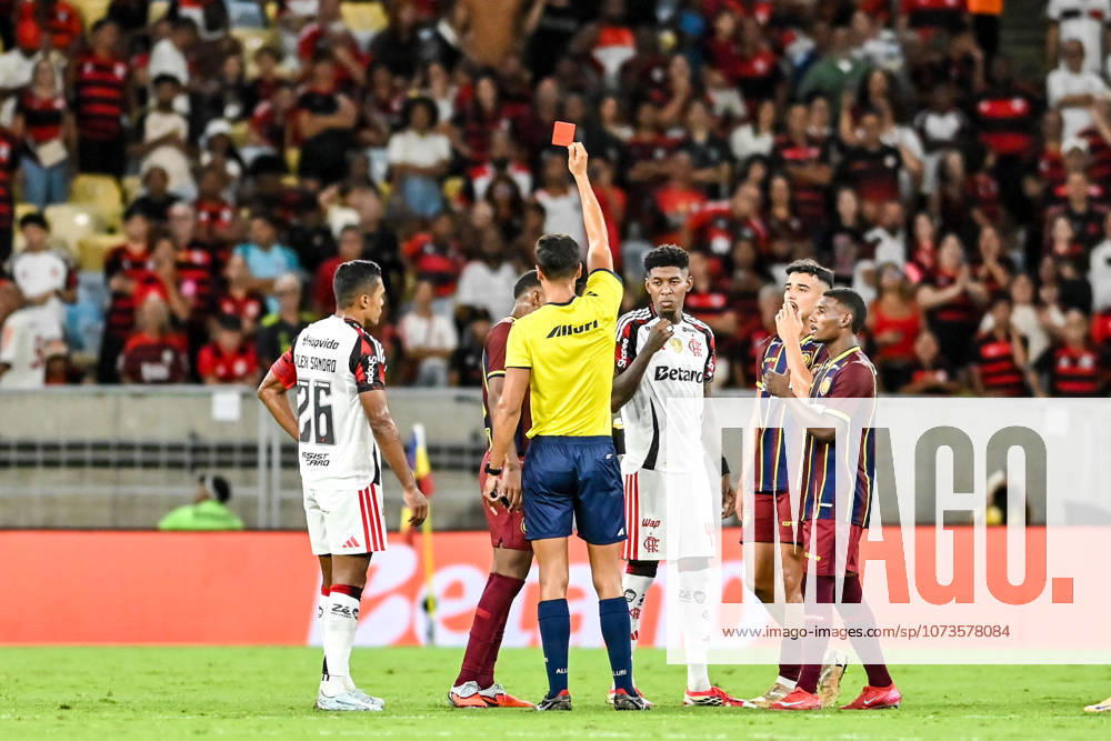 Madureira x Flamengo RIO DE JANEIRO, RJ - 02.03.2026: MADUREIRA X FLAMENGO - Players from Madureira and Flamengo compete for the ball in a match at the Maracana Stadium, in Rio de Janeiro (RJ), on Monday night (2), for the semifinal of the 2026 Carioca Championship. (Photo: Celso Pupo Fotoarena) x2896786x CelsoxPupo