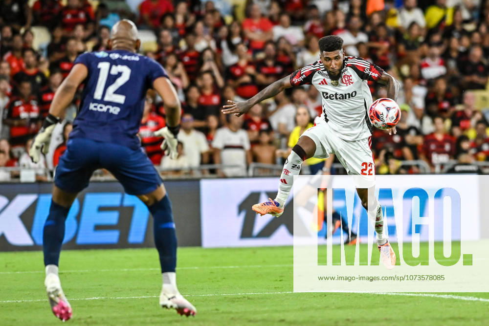 Madureira x Flamengo RIO DE JANEIRO, RJ - 02.03.2026: MADUREIRA X FLAMENGO - Players from Madureira and Flamengo compete for the ball in a match at the Maracana Stadium, in Rio de Janeiro (RJ), on Monday night (2), for the semi-final of the 2026 Carioca Championship. Player Emerson Royal (Photo: Celso Pupo Fotoarena) x2896787x CelsoxPupo