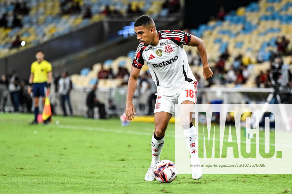 Madureira x Flamengo RIO DE JANEIRO, RJ - 02.03.2026: MADUREIRA X FLAMENGO - Players from Madureira and Flamengo compete for the ball in a match at the Maracana Stadium, in Rio de Janeiro (RJ), on Monday night (2), for the semi-final of the 2026 Carioca Championship. Samuel Lino (Photo: Celso Pupo Fotoarena) x2896790x CelsoxPupo