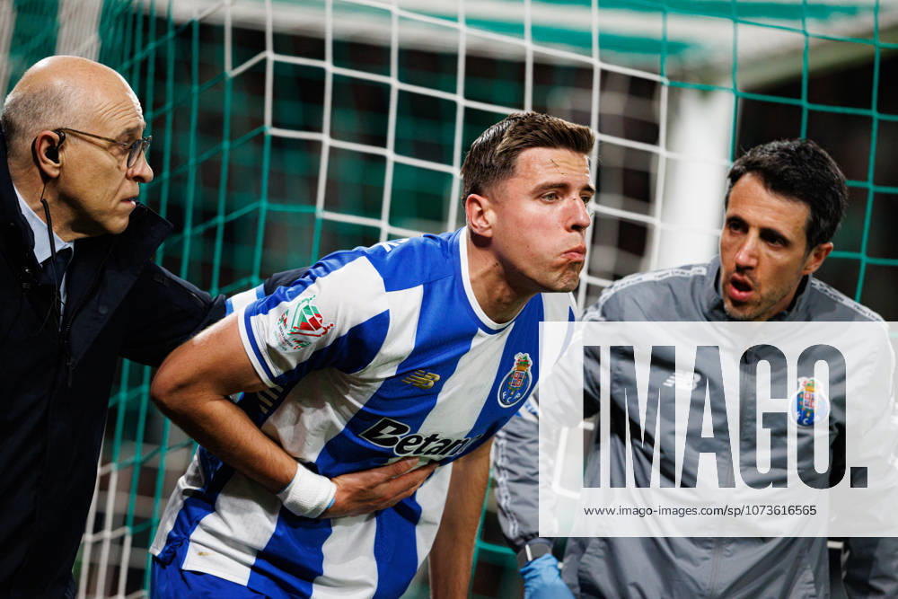 Jan Bednarek seen injured with medical staff of FC Porto during Taca De Portugal semifinal game between teams of Sporting CP and FC Porto at Estadio Jose Alvalade (Maciej Rogowski Ball Raw Images) Lisbon Estadio Jose Alvalade Portugal