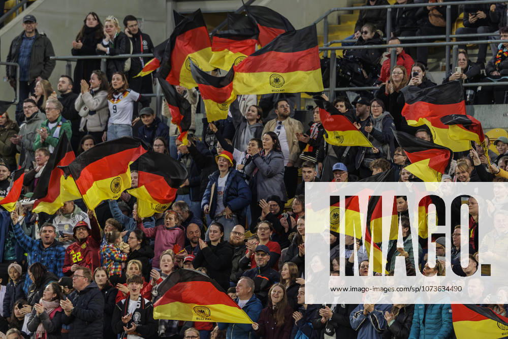 Dresden, Deutschland 03. März 2026: WM - Qualifikation Frauen - 2026 - Deutschland vs. Slowenien Im Bild: jubelnde Fans schwenken Fahnen, Deutschlandfahnen DFB regulations prohibit any use of photographs as image sequences and or quasi-video Rudolf-Harbig-Stadion Sachsen