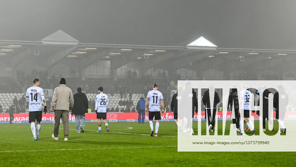 GER, 3. Liga, SSV Ulm 1846 vs TSG 1899 Hoffenheim II 03.03.2026, Donaustadion, Ulm, GER, 3. Liga, SSV Ulm 1846 vs TSG 1899 Hoffenheim II, im Bild Ulmer Spieler nach Spielende, Enttaeuschung, Dank an die Fans, Gegentribuene fast leer