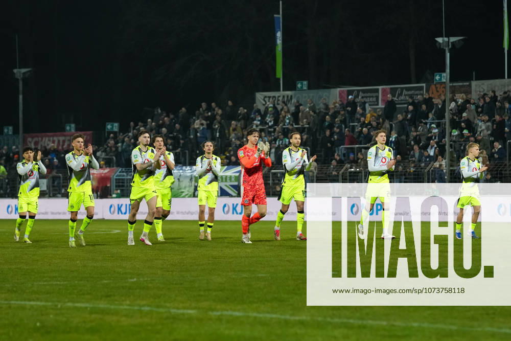 Saison 2025 2026 25. Spieltag Regionalliga West im Ohlendorf Stadion im Heidewald, Gütersloh, Germany. FC Gütersloh - BV Borussia Dortmund U23. Die Mannschaft läuft zu den mitgereisten Fans.