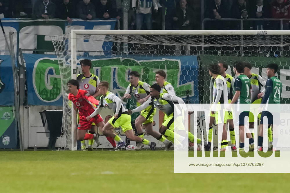 Saison 2025 2026 25. Spieltag Regionalliga West im Ohlendorf Stadion im Heidewald, Gütersloh, Germany. FC Gütersloh - BV Borussia Dortmund U23. Indirekter Freistoß des FC Gütersloh, die Mannschaft der BVB U23 auf der Torlinie.