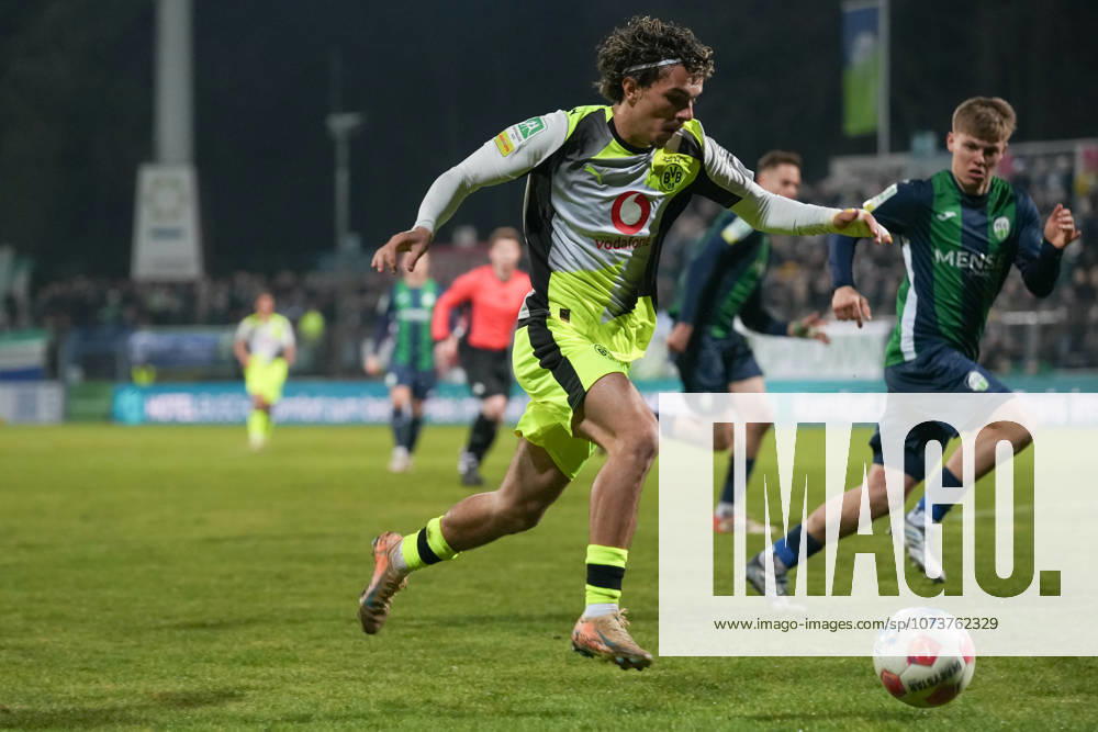 Saison 2025 2026 25. Spieltag Regionalliga West im Ohlendorf Stadion im Heidewald, Gütersloh, Germany. FC Gütersloh - BV Borussia Dortmund U23. Babis Charalampos Drakas (BVB)
