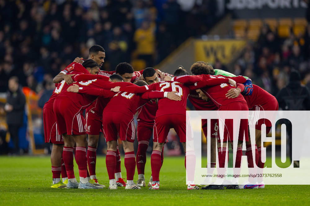 Football - FA Cup - 5th Round - Liverpool FC v Wolverhampton Wanderers FC WOLVERHAMPTON, ENGLAND - Friday, March 6, 2026: Liverpool s players form a pre-match huddle before the FA Cup 5th Round match between Liverpool FC and Wolverhampton Wanderers FC at Molineux. (Photo by David Rawcliffe Propaganda) WOLVERHAMPTON Molineux WEST MIDLANDS ENGLAND