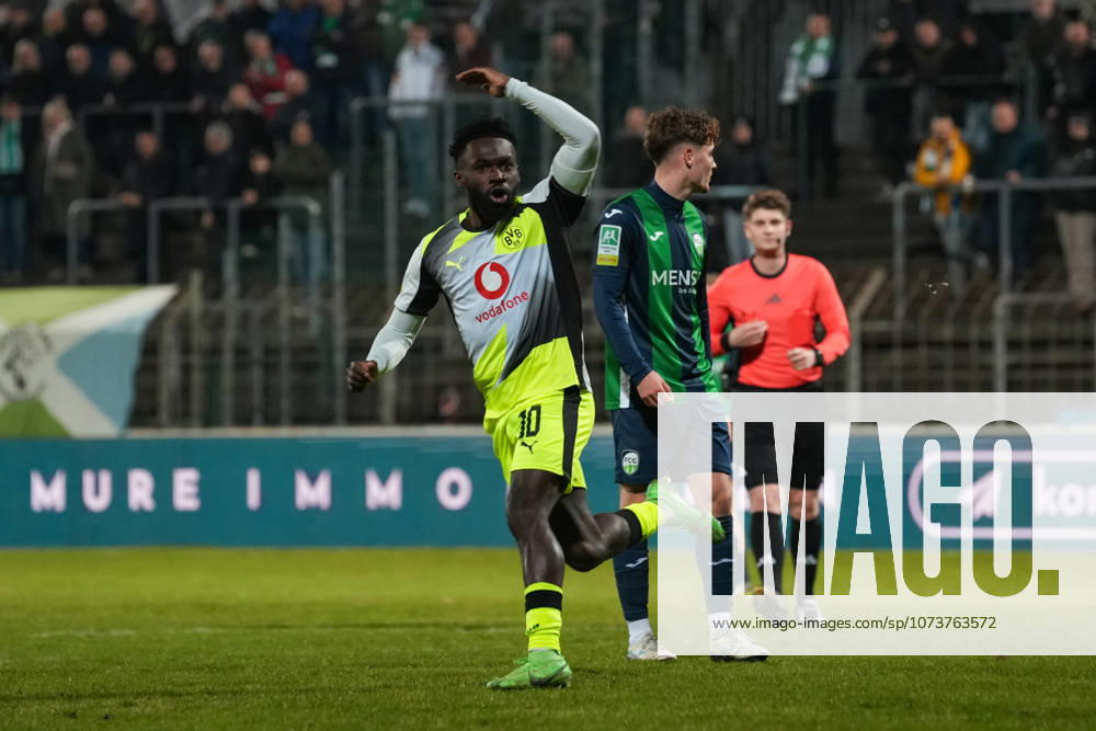Saison 2025 2026 25. Spieltag Regionalliga West im Ohlendorf Stadion im Heidewald, Gütersloh, Germany. FC Gütersloh - BV Borussia Dortmund U23. Torjubel nach dem 1:1 durch Mampasi-Joseph Boyamba (BVB).