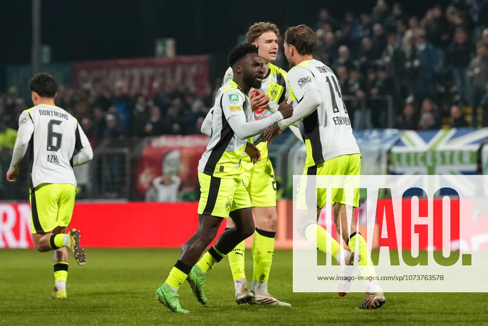 Saison 2025 2026 25. Spieltag Regionalliga West im Ohlendorf Stadion im Heidewald, Gütersloh, Germany. FC Gütersloh - BV Borussia Dortmund U23. Torjubel nach dem 1:1 durch Mampasi-Joseph Boyamba (BVB).