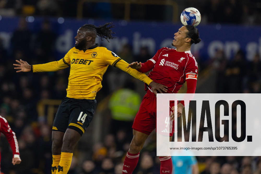 Football - FA Cup - 5th Round - Liverpool FC v Wolverhampton Wanderers FC WOLVERHAMPTON, ENGLAND - Friday, March 6, 2026: Liverpool s captain Virgil van Dijk (R) challenges for a header with Wolverhampton Wanderers Tolu Arokodare during the FA Cup 5th Round match between Liverpool FC and Wolverhampton Wanderers FC at Molineux. (Photo by David Rawcliffe Propaganda) WOLVERHAMPTON Molineux WEST MIDLANDS ENGLAND