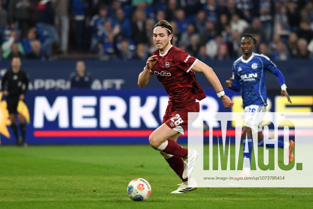 Roberts Uldrikis (Arminia Bielefeld) in Aktion, am Ball, Einzelaktion waehrend des Spiels der 2. Bundesliga zwischen FC Schalke 04 und Arminia Bielefeld, Veltins-Arena am 06. March 2026 in Gelsenkirchen, Deutschland. (Foto von Ralf Treese DeFodi Images) +++ Roberts Uldrikis (Arminia Bielefeld) controls the ball during the 2. Bundesliga match between FC Schalke 04 and Arminia Bielefeld at Veltins-Arena on March 6, 2026 in Gelsenkirchen, Germany. (Photo by Ralf Treese DeFodi Images) (Photo by Ralf Treese DeFodi Images) -