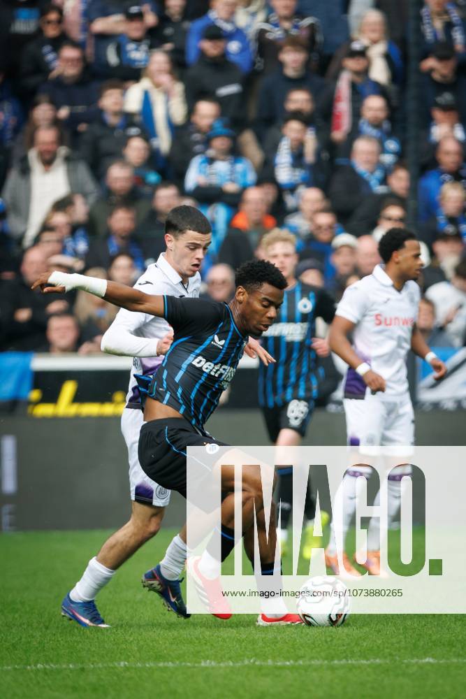 Anderlecht s Tristan Degreef and Club s Raphael Onyedika fight for the ball during a soccer match between Club Brugge and RSC Anderlecht, Sunday 08 March 2026 in Brugge, on day 28 (out of 30) of the 2025-2026 Jupiler Pro League first division of the Belgian championship. KURTxDESPLENTER x166845160x