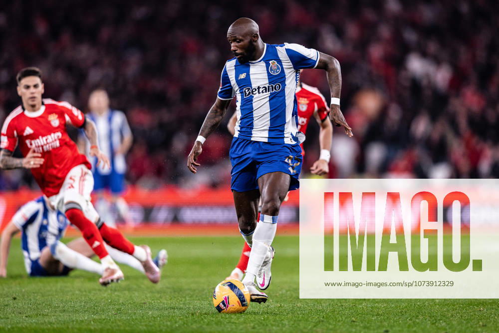 Seko Fofana of FC Porto controls the ball during the Liga Portugal Betclic 2025 26 match between SL Benfica and FC Porto at Estadio da Luz on February 8, 2026 in Lisboa, Portugal. SL Benfica V FC Porto - Liga Portugal Betclic 2025 26 - ZUMAg283 20260308_zsp_g283_053