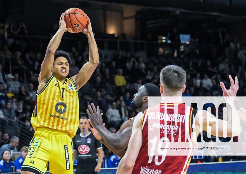 Basketball easyCredit BBL Bundesliga, Alba Berlin - Fitness First Würzburg Baskets v.l. Jack Kayil (Alba Berlin), Christian Skladanowski (Würzburg Baskets) Zweikampf, Duell, Kampf, tackle Berlin