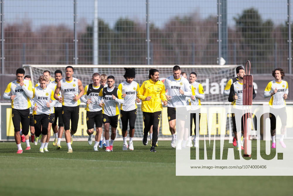 Fussball, Training von Borussia Dortmund. Dei Spieler des BVB laufen sich warm. Dortmund Trainingsgelände des BVB NRW Deutschland xRHR-FOTO DEx