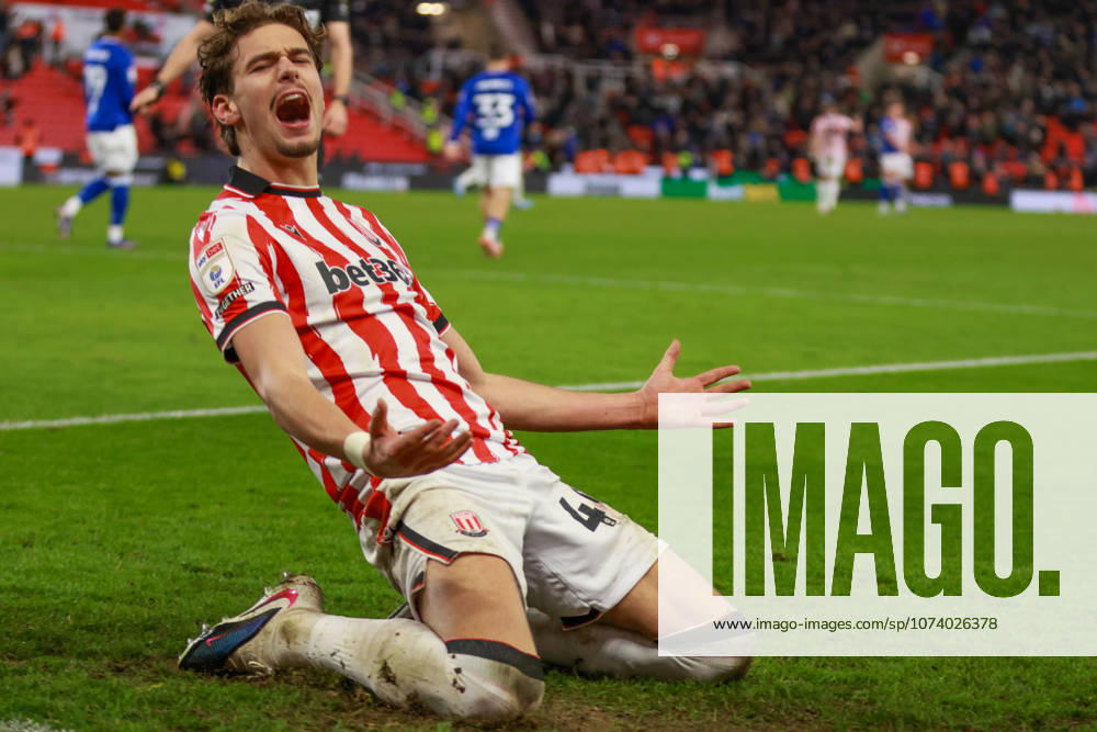 Stoke City v Ipswich Town - Championship 25 26 Stoke City s Milan Smit scores their teams third goal of the match in a last minute penalty and celebrates with a knee slide against Ipswich Town - EFL Championship 25 26 10.03.2026 Stoke Bet365 Stadium United Kingdom