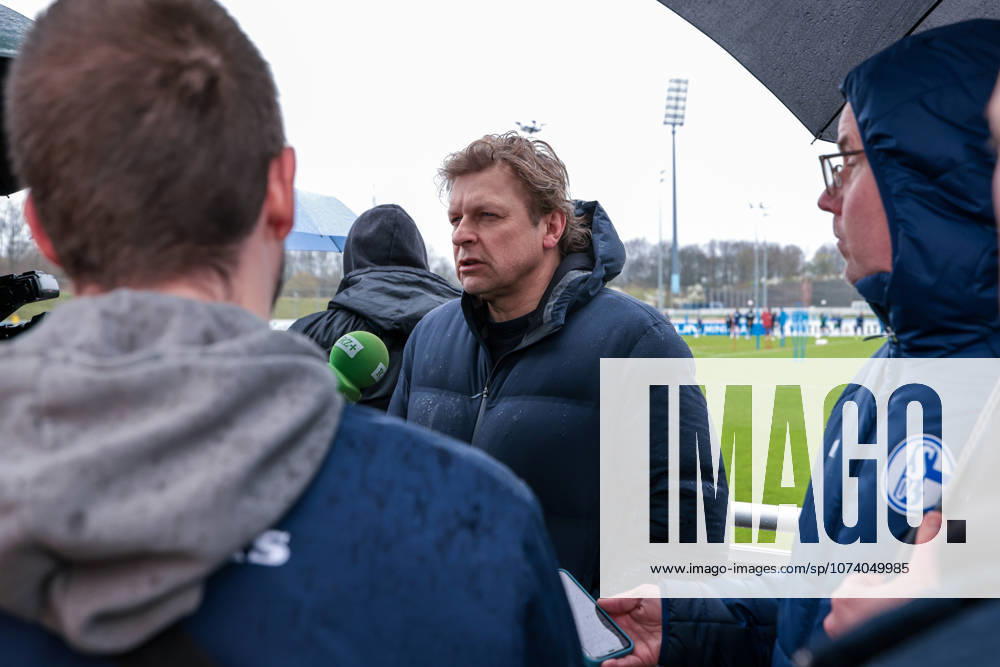 Fussball; Training des FC Schalke 04. Medienrunde mit Direktor Profifussball Youri Mulder (FC Schalke 04). Gelsenkirchen Trainingsgelände FC Schalke 04 NRW Deutschland xRHR-FOTO YYx