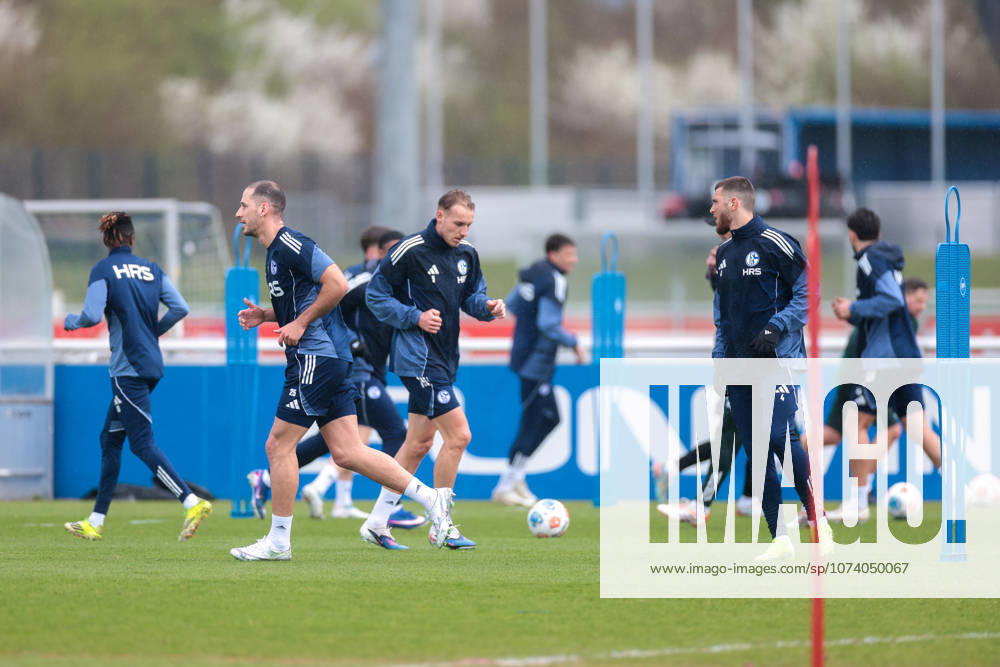 Fussball; Training des FC Schalke 04. v. l. Nikola Katic (FC Schalke 04), Timo Becker (FC Schalke 04), Hasan Kurucay (FC Schalke 04). Gelsenkirchen Trainingsgelände FC Schalke 04 NRW Deutschland xRHR-FOTO YYx