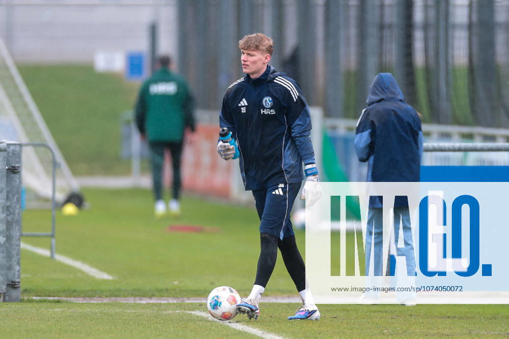 Fussball; Training des FC Schalke 04. Torwart Johannes Siebeking (FC Schalke 04). Gelsenkirchen Trainingsgelände FC Schalke 04 NRW Deutschland xRHR-FOTO YYx