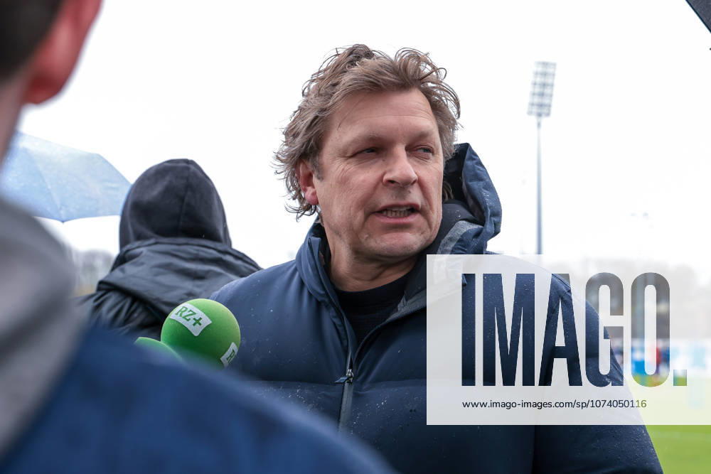 Fussball; Training des FC Schalke 04. Medienrunde mit Direktor Profifussball Youri Mulder (FC Schalke 04). Gelsenkirchen Trainingsgelände FC Schalke 04 NRW Deutschland xRHR-FOTO YYx