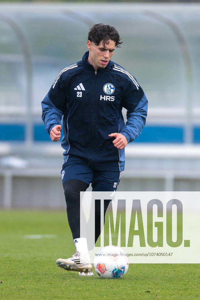 Fussball; Training des FC Schalke 04. Soufiane El-Faouzi (FC Schalke 04). Gelsenkirchen Trainingsgelände FC Schalke 04 NRW Deutschland xRHR-FOTO YYx