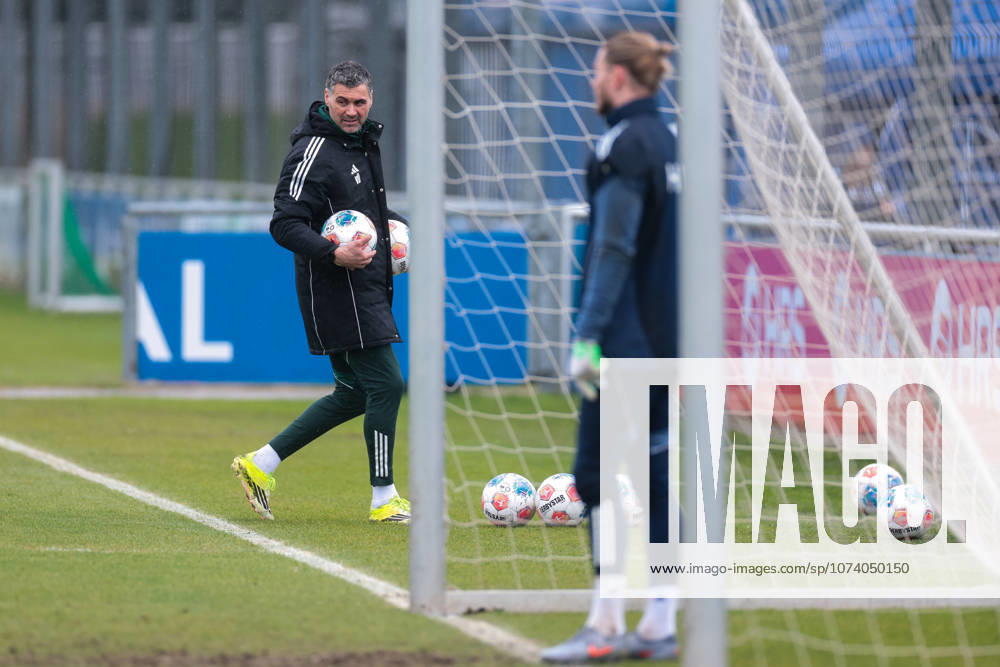 Fussball; Training des FC Schalke 04. Torwarttrainer Volkan Ünlü (FC Schalke 04). Gelsenkirchen Trainingsgelände FC Schalke 04 NRW Deutschland xRHR-FOTO YYx