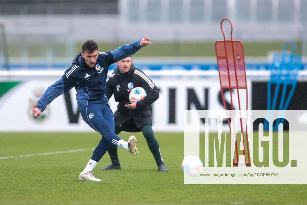 Fussball; Training des FC Schalke 04. Dejan Ljubicic (FC Schalke 04). Gelsenkirchen Trainingsgelände FC Schalke 04 NRW Deutschland xRHR-FOTO YYx