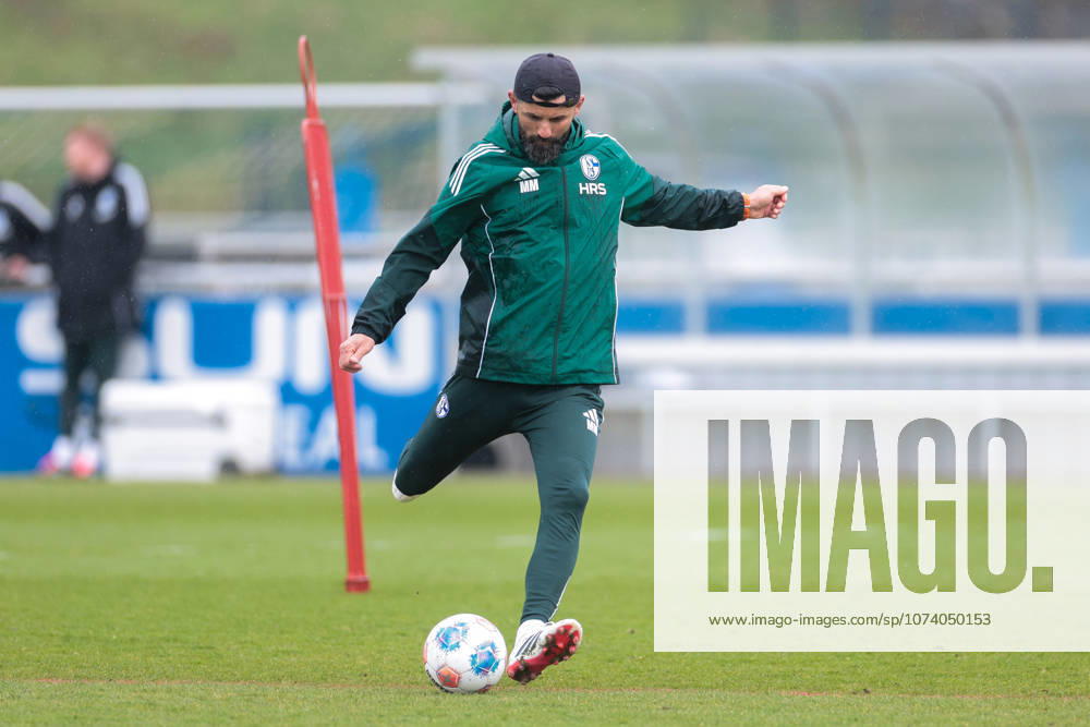 Fussball; Training des FC Schalke 04. Trainer Miron Muslic (FC Schalke 04). Gelsenkirchen Trainingsgelände FC Schalke 04 NRW Deutschland xRHR-FOTO YYx