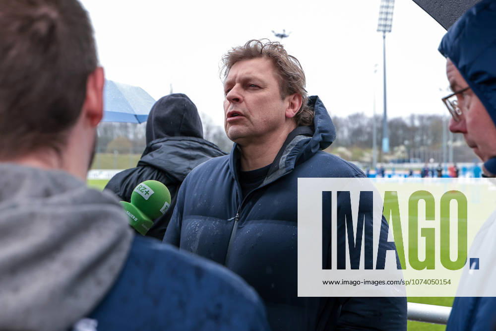 Fussball; Training des FC Schalke 04. Medienrunde mit Direktor Profifussball Youri Mulder (FC Schalke 04). Gelsenkirchen Trainingsgelände FC Schalke 04 NRW Deutschland xRHR-FOTO YYx